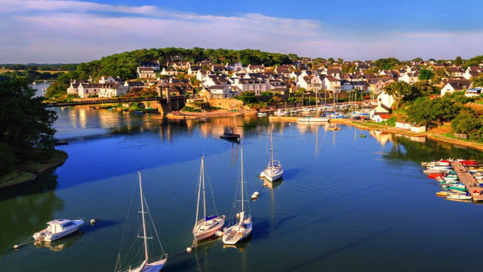 Sailing across the English Channel